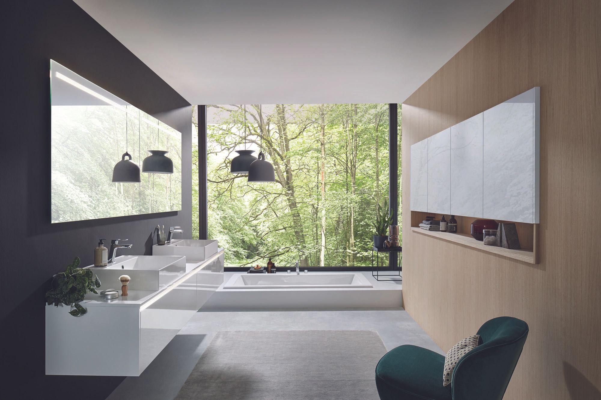Badmöbel — Modernes Bad mit Wanne, Waldblick und schwarzem Lounge-Sessel