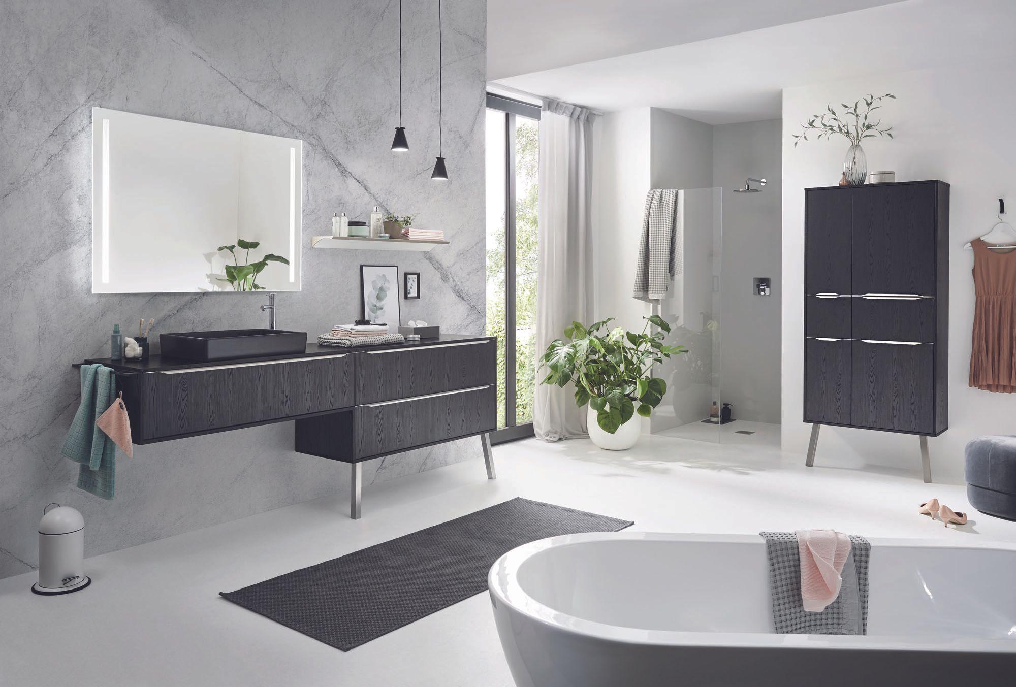 Modernes Badezimmer mit Doppelwaschtisch in Anthrazit, freistehender Badewanne und Marmor-Wand