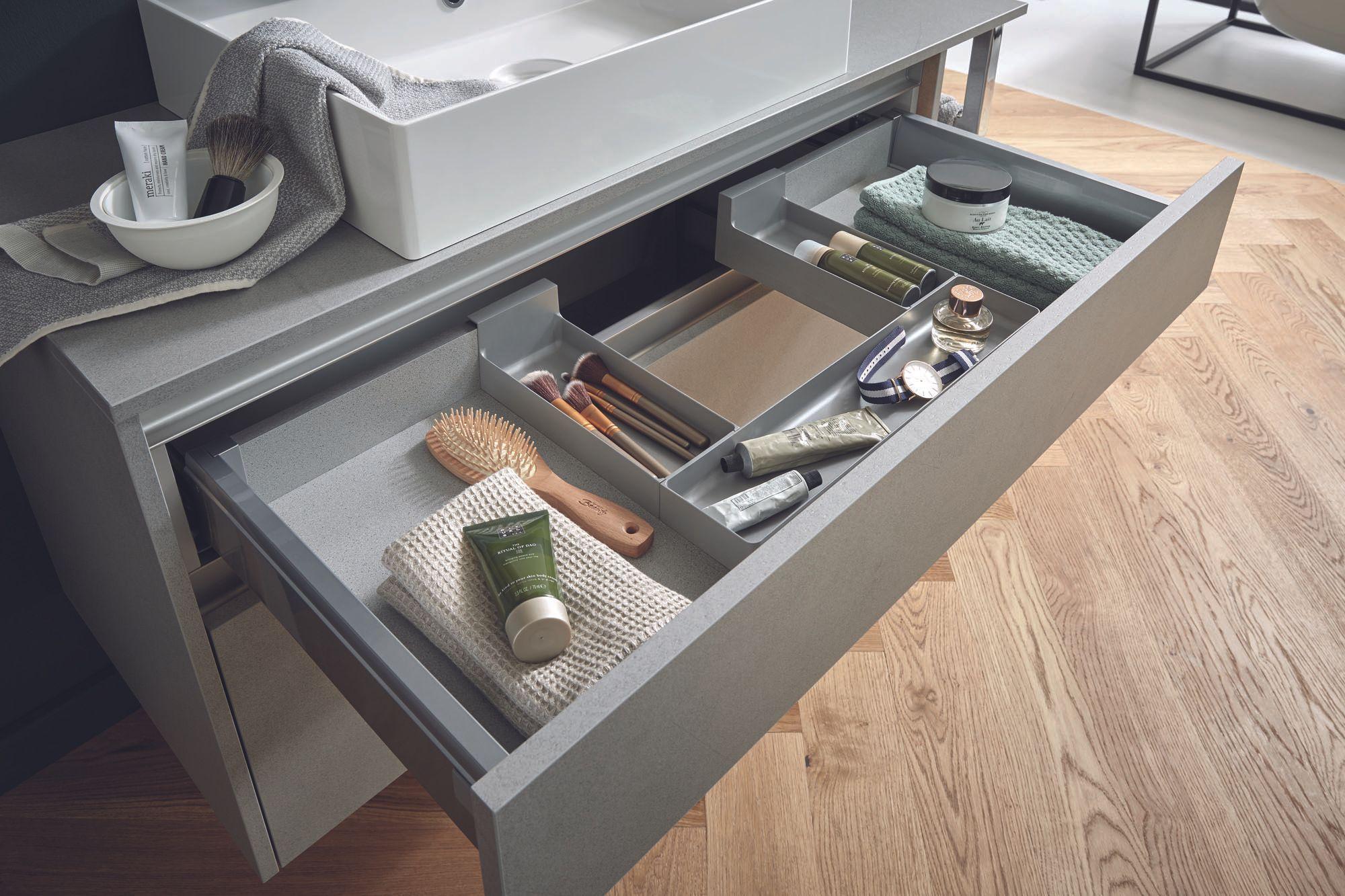 Badmöbel — Detail offene Badmöbel-Schublade mit Bürsten und Pflegeprodukten