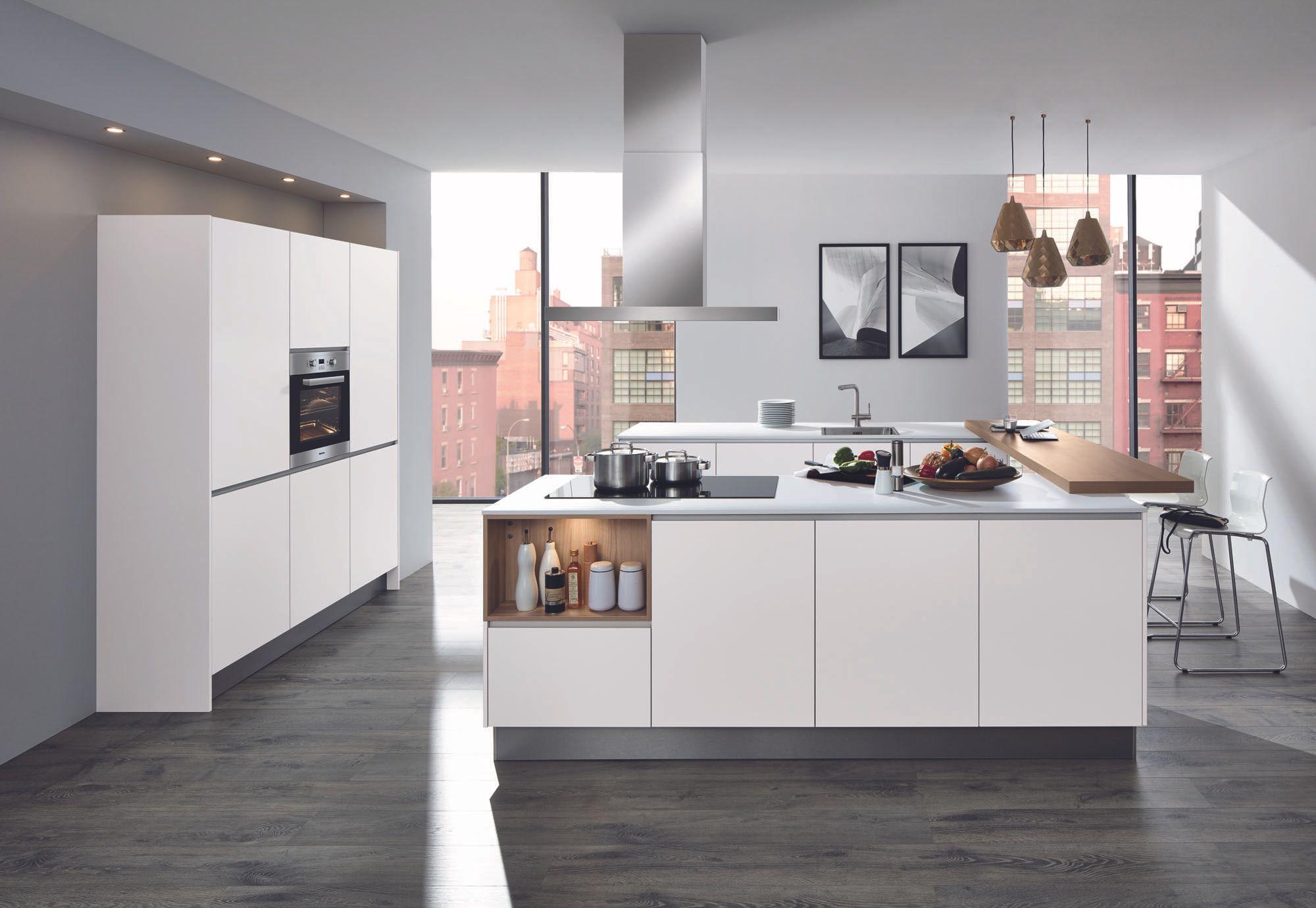 Küchen — Weiße Loft-Küche mit Stadt-Skyline und Kochinsel