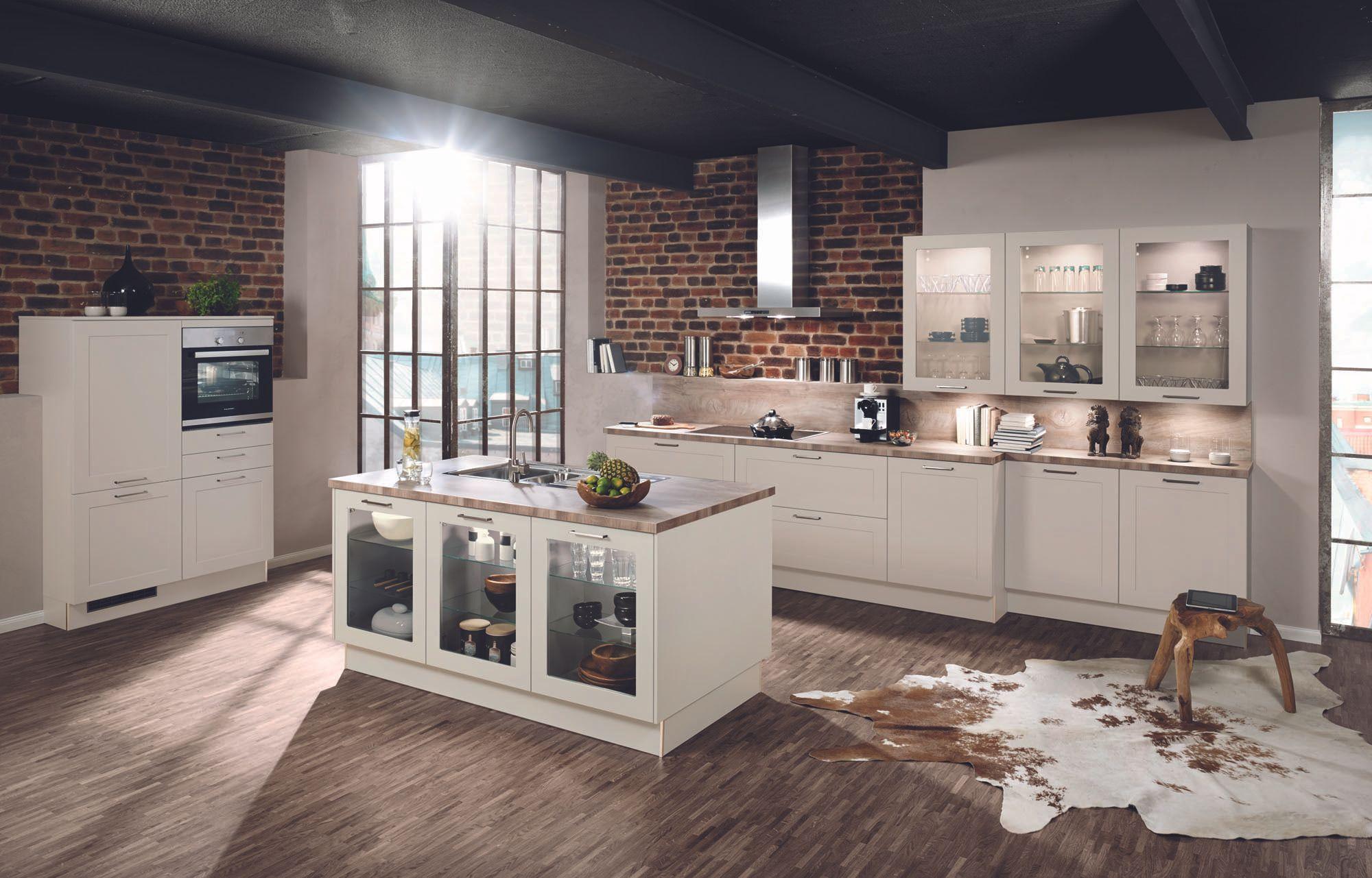 Küchen — Cremefarbene Landhausküche mit Kochinsel im Loft mit Backstein