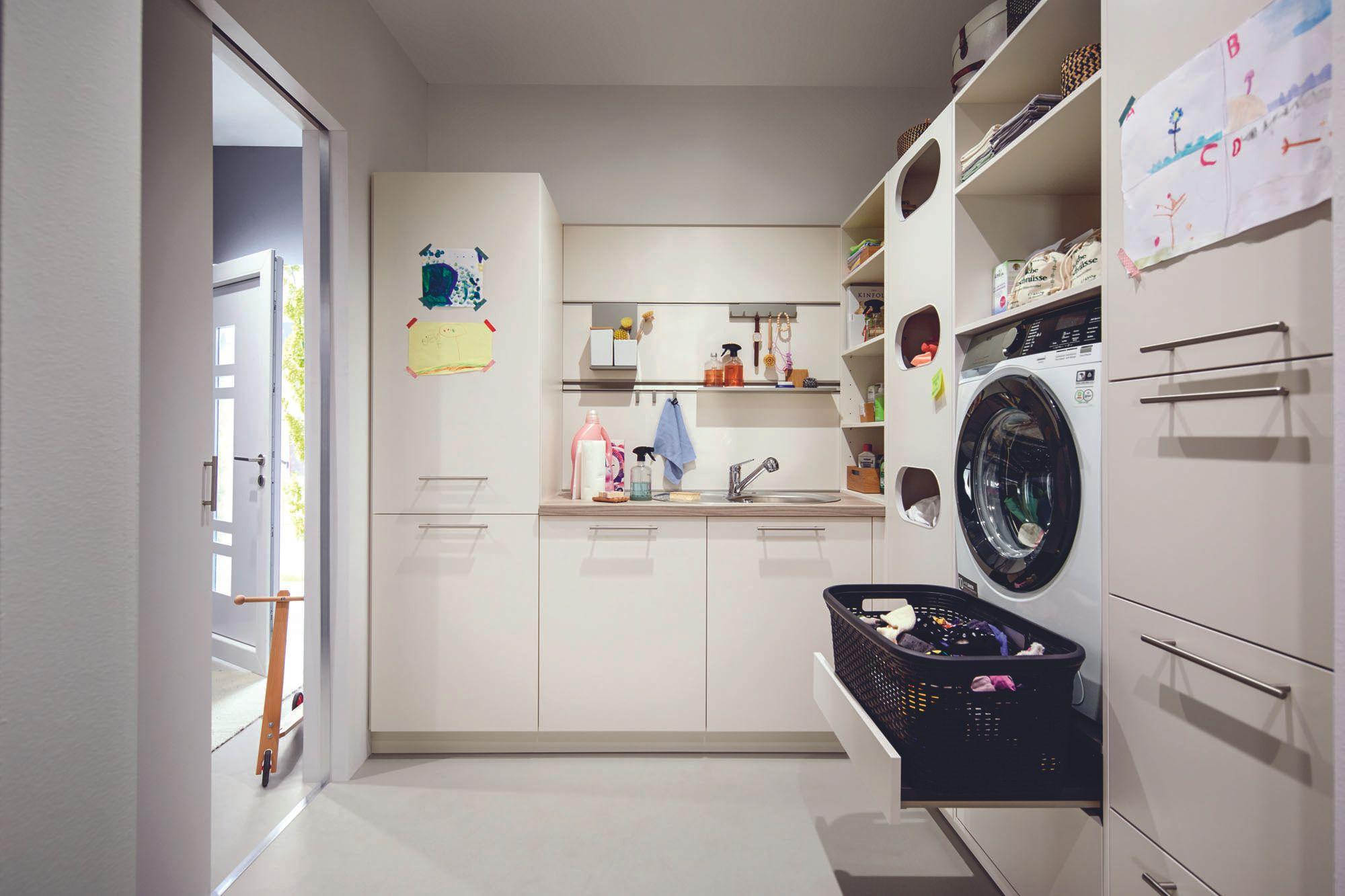 Hauswirtschaftsraum — Heller Hauswirtschaftsraum mit Waschmaschine, Spüle und Kinderzeichnungen