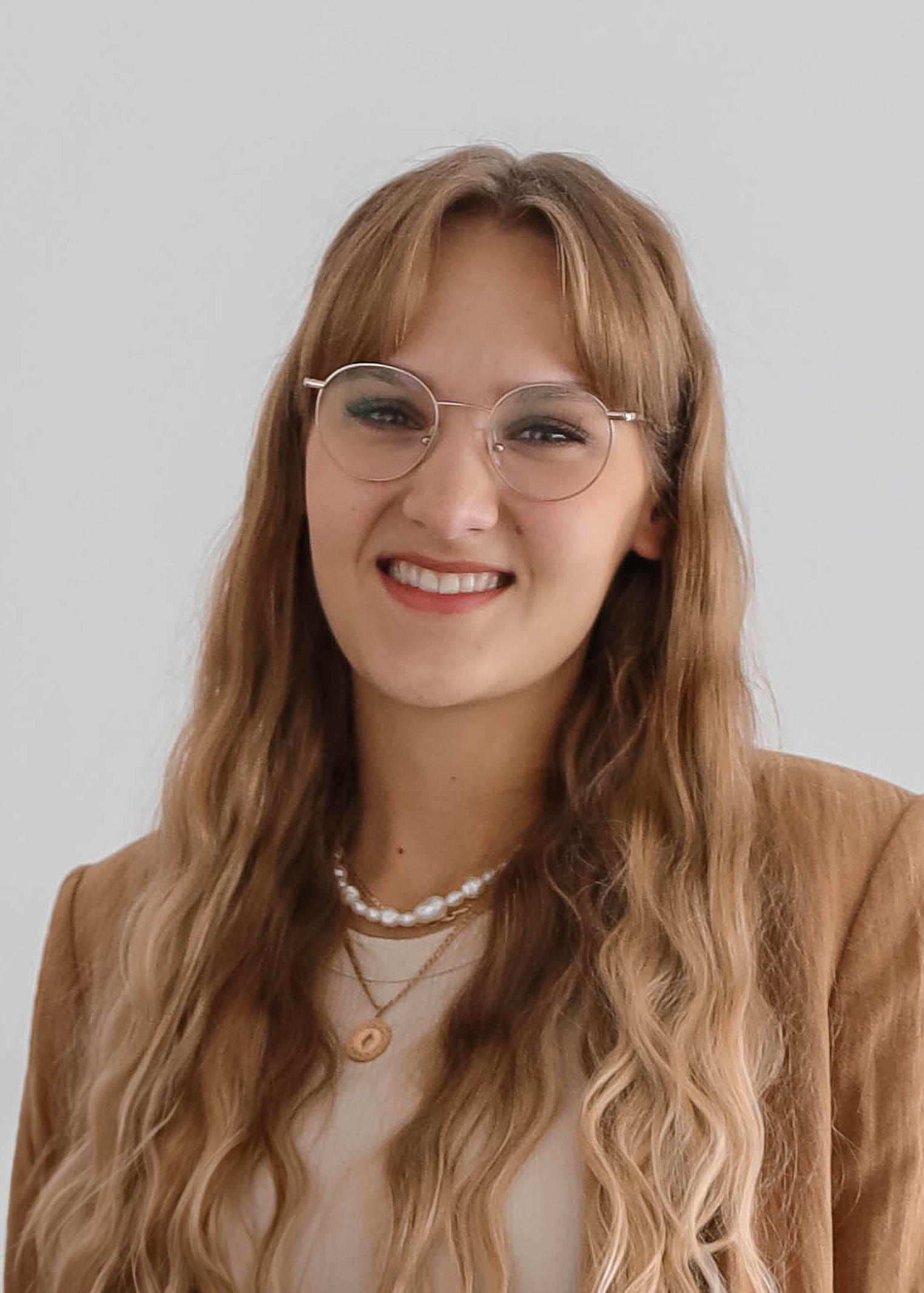 Porträt von Salome Unruh mit Brille und langen Haaren