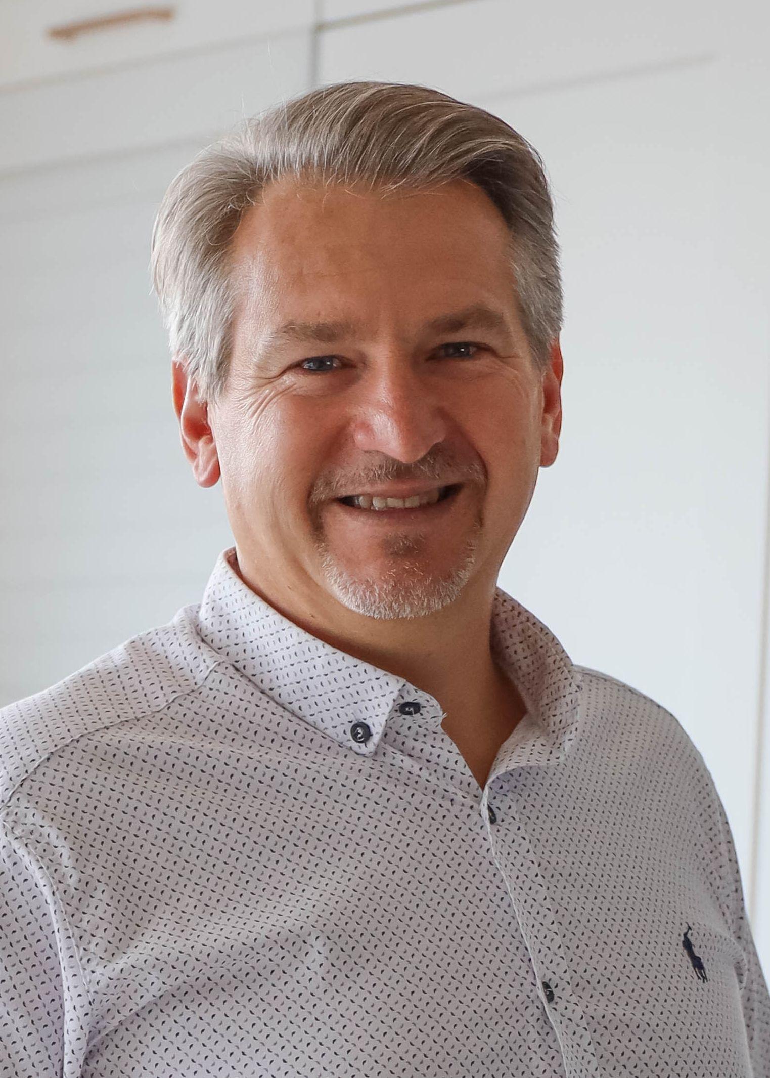 Porträt von Victor Frese im gemusterten Hemd