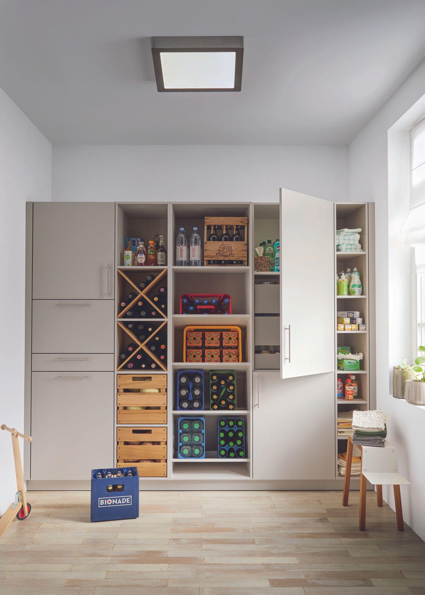 Hauswirtschaftsraum — Beiger Vorratsschrank mit Weinregal, Holzkisten und Getränken