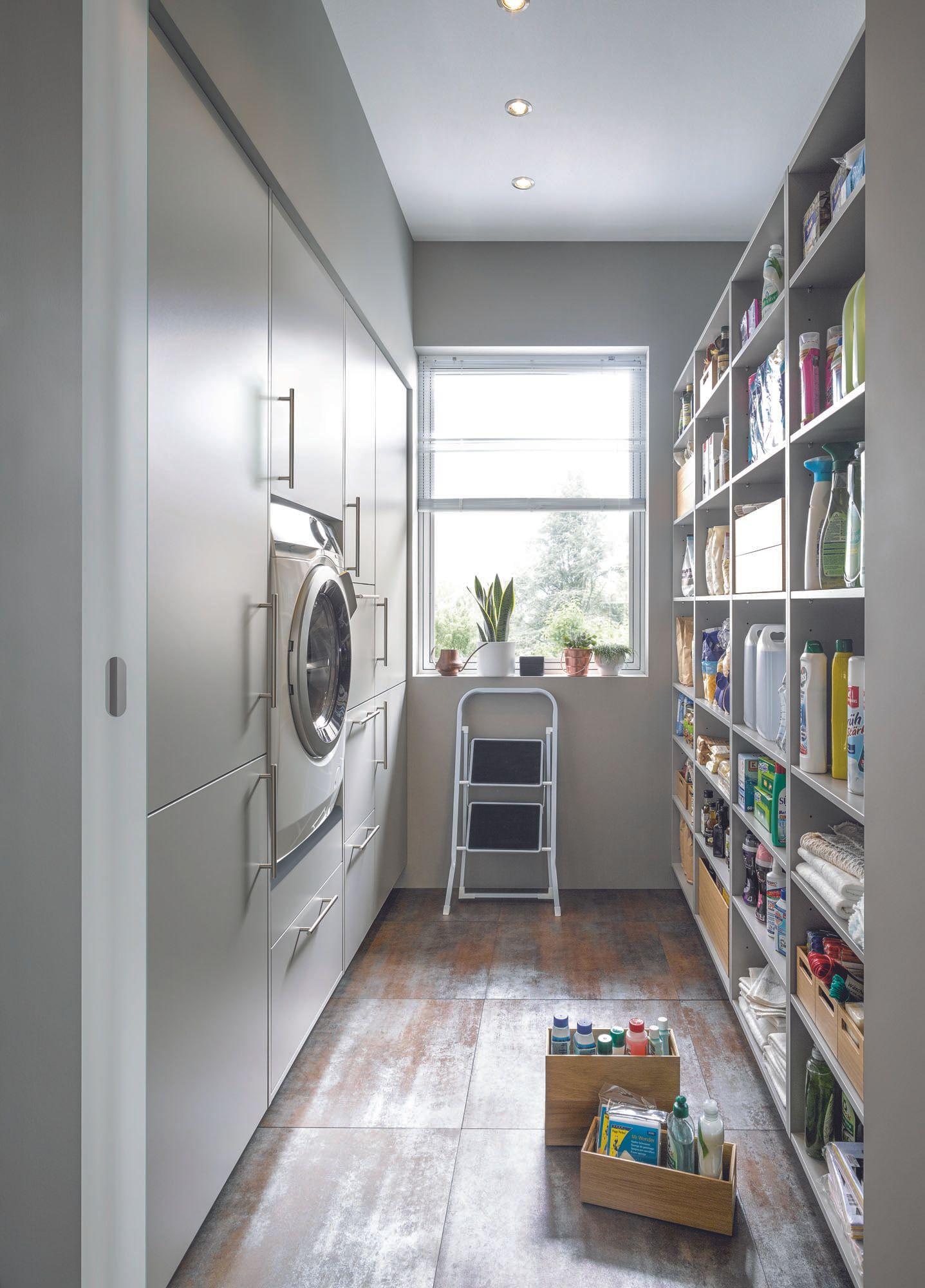 Hauswirtschaftsraum — Schmaler Hauswirtschaftsraum mit Waschmaschine, Trittleiter und Regal