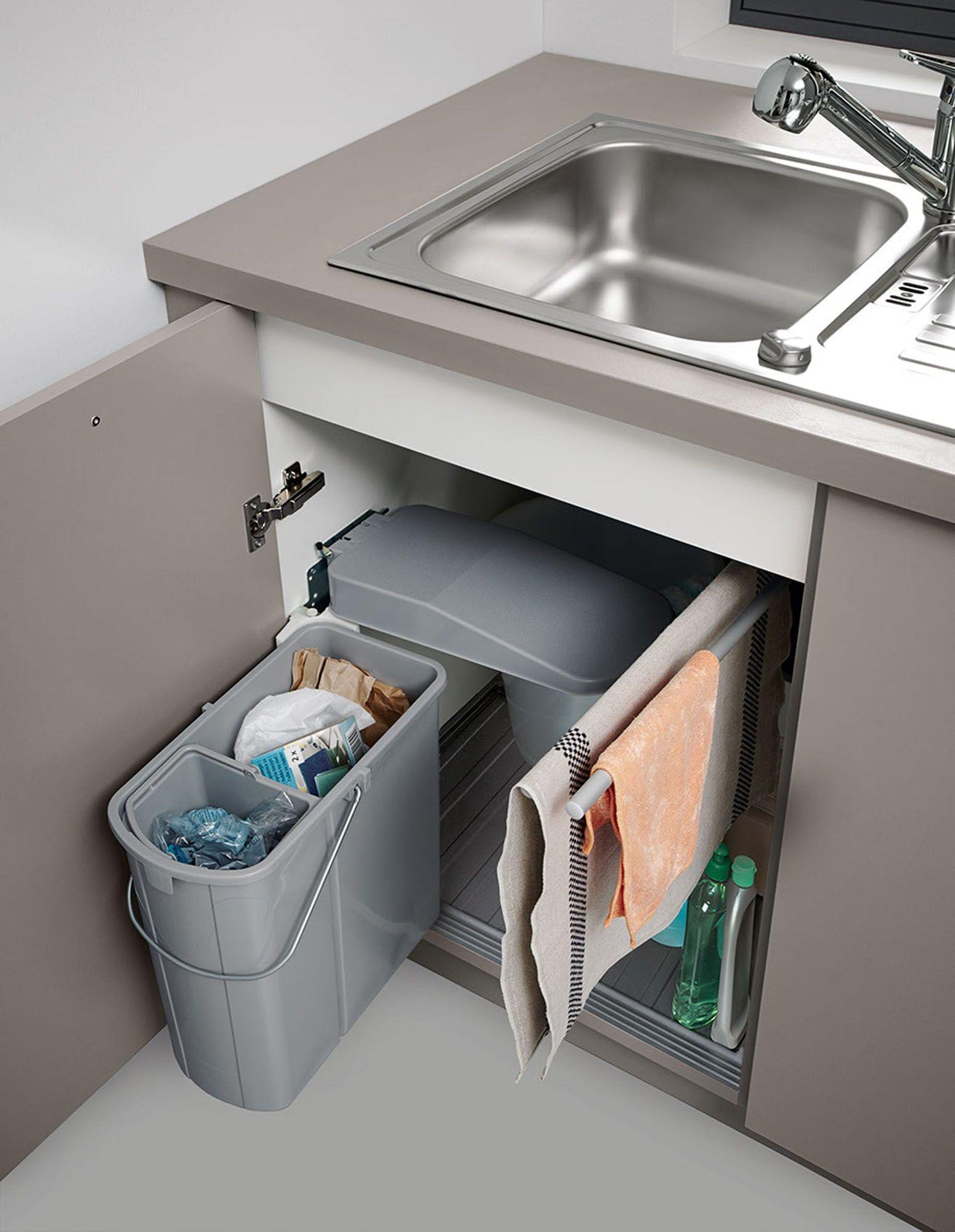 Hauswirtschaftsraum — Detail offener Schrank unter Spüle mit Müllsystem und Aufbewahrung