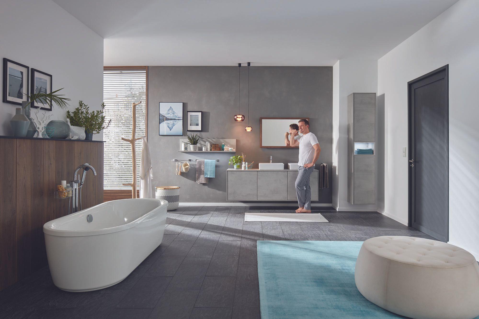Badmöbel — Modernes Bad mit Wanne, Paar am Waschtisch und türkis Teppich
