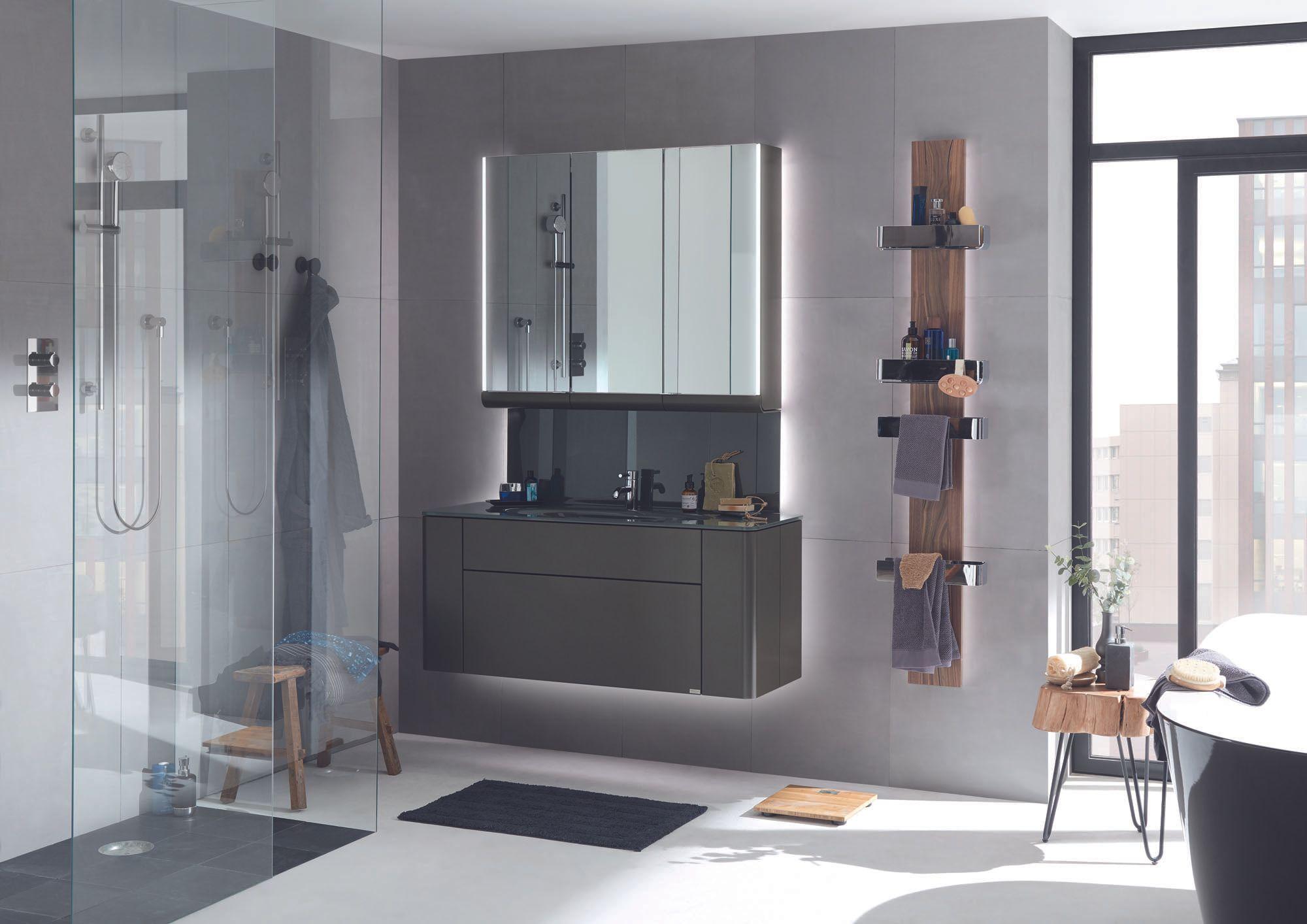 Badmöbel — Graues Bad mit Spiegelschrank, Dusche und freistehender Wanne